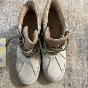 Vionic women’s White and Tan Shoes
